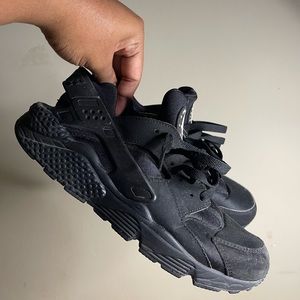 women’s black nike huaraches